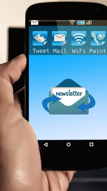 今日金价 App 首页报价界面，手机屏幕显示黄金足金与铂金当日挂牌价和涨跌箭头