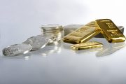 黄金现货交易大厅内交易员注视金价走势屏幕，红绿数字闪烁，专业紧张的交易氛围